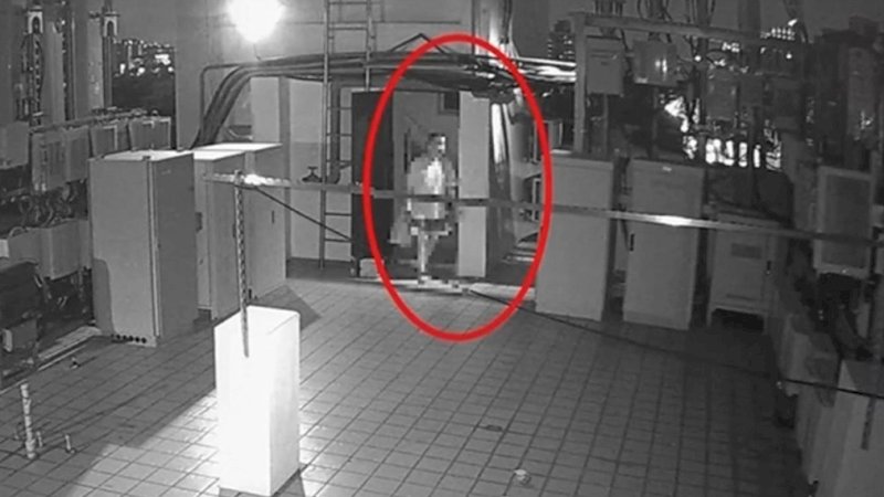 CCTV menunjukkan pria itu naik ke tempat bak air