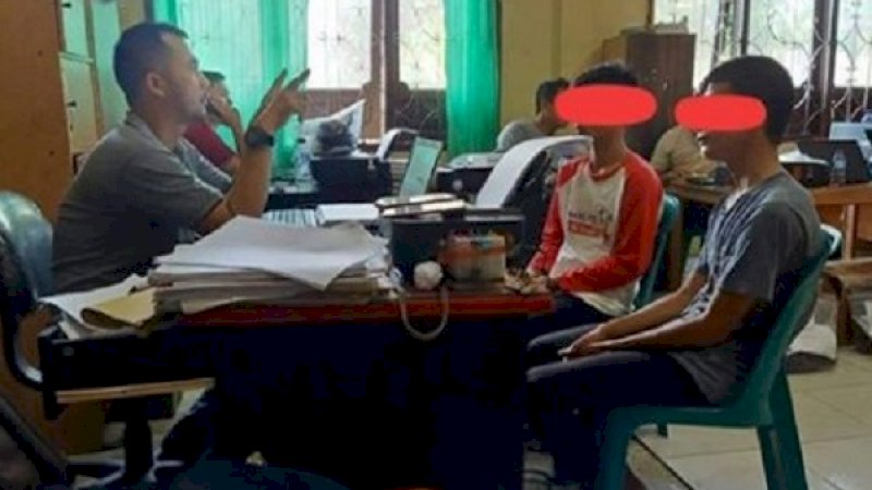 Kedua pelaku pembunuhan saat diinterogasi penyidik.