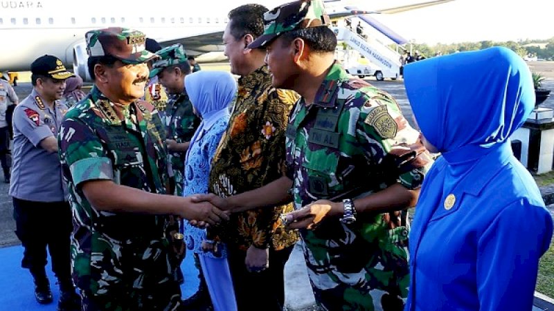 Kedatangan Panglima TNI Marsekal TNI Hadi Tjahjanto dan Kapolri Jenderal Polisi Tito Karnavian beserta rombongan di Apron Galaktika Lanud Sultan Hasanuddin, Sabtu (22/06/2019). 