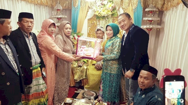 Ketua DPRD Jeneponto ikut menyerahkan uang panaik kepada keluarga mempelai perempuan, Minggu (23/6/2019).