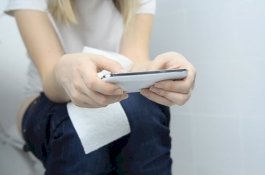 Kebiasaan Buruk yang Sering Lakukan di Toilet