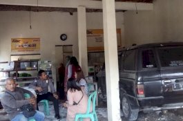 Mobil Panther Tabrak KIA lalu Masuk Warung Makan