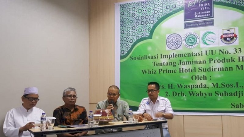 Ketua MUI Sulsel Bidang Infokom, Waspada Santing (kedua kanan) berbicara dalam sosialisasi implementasi UU Nomor 33 Tahun 2014 tentang Jaminan Produk Halal di Hotel Whiz Prime Sudirman Makassar, Sabtu (22/6/2019).
