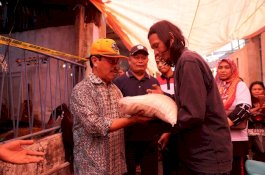 Pemkot Makassar Serahkan Bantuan Korban Kebakaran Sinassara