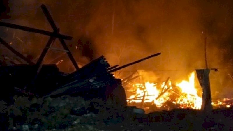 Rumah milik Semmaing ludes dilalap api. (Foto: Rahmatullah/Rakyatku.com)