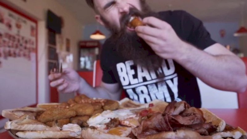 Pria Ini Habiskan 65 Menu Sarapan dalam 12 Menit