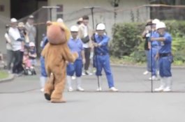 Latihan Penanganan Singa Lepas di Jepang Jadi Hiburan