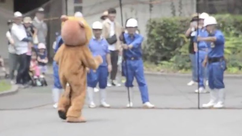 Latihan Penanganan Singa Lepas di Jepang Jadi Hiburan