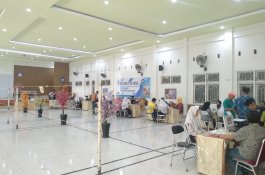 Antrean Orang Tua Mengular pada Hari Pertama PPDB Zonasi di Makassar