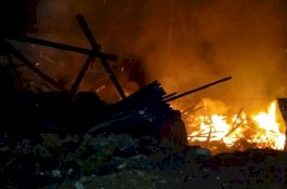 20 Menit Api Berkobar di Bulukumba: 1 Rumah, 1 Mobil, 3 Motor Hangus