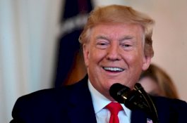 Donald Trump Teken Sanksi Baru untuk Iran