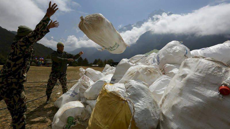 Sampah dikumpulkan dari Gunung Everes (AP)