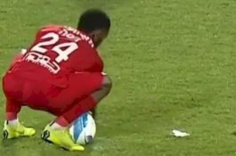 Pemain Ini Diganjar Kartu Kuning Gegara Hapus Tanda Busa Putih