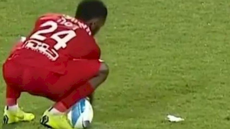 Pemain asal Israel menghapus dan memindahkan tanda busa putih yang ditetapkan wasit. (Instagram/@433)