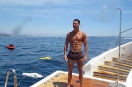 Liburan, Ronaldo Beri Tip Rp324,5 Juta Pelayan Hotel