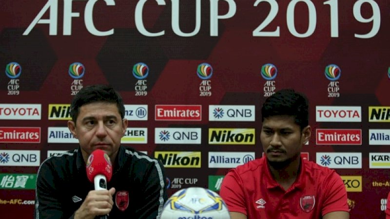 Pelatih PSM Makassar, Darije Kalezic (kiri) bersama bek PSM Makassar Abdul Rahman Sulaeman saat konferensi pers di Hotel Lor In Sentul, Bogor, Selasa (25/6/2019). (Foto: Ofisial PSM Makassar)