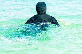Dilarang Berenang Pakai Burkini, Muslimah Prancis Protes