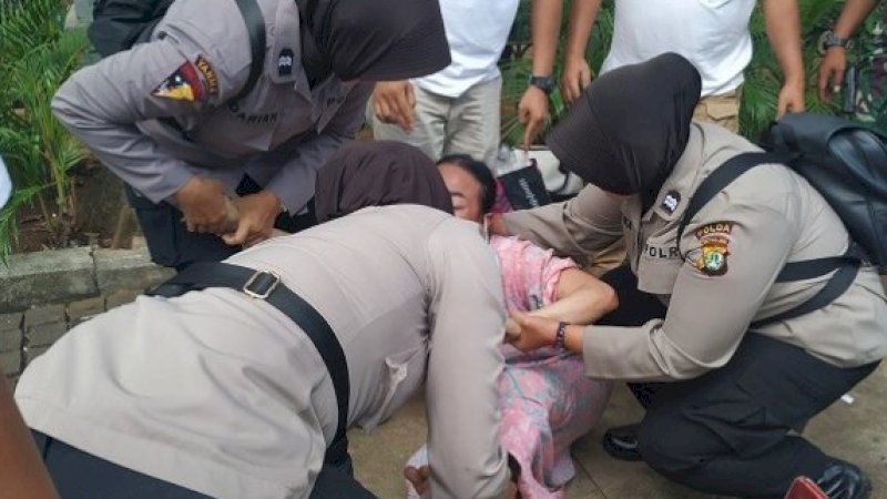 Perempuan yang diamankan di depan gedung MK. (FOTO: SUARA.COM)