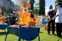 Bea Cukai Pantoloan Musnahkan Rokok dan Miras Senilai Rp2,3 Miliar