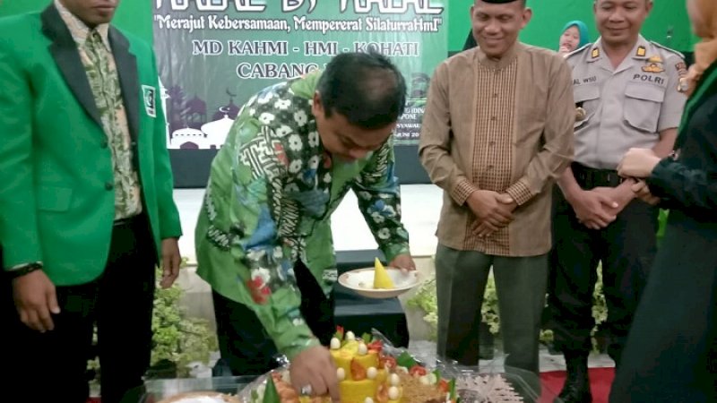 Bupati Bone Dr HA Fahsar M Padjalangi menghadiri acara halalbihalal Korps Alumni Himpunan Mahasiswa Islam (KAHMI) Majelis Daerah Bone, Selasa malam (25/6/2019).