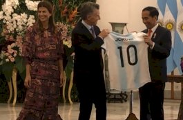 Jokowi Dapat Jersery Keramat Argentina, Mauricio Dibalas Bola Majalengka