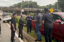 Viral: Raja Malaysia Hentikan Iring-iringan Mobilnya untuk Bantu Korban Kecelakaan