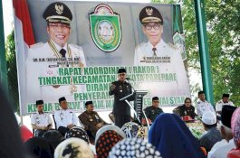 Serahkan Insentif, Taufan Pawe Minta RT/RW Tingkatkan Kinerja