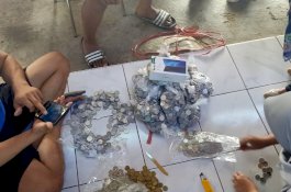 Pemuda di Bone Beli HP dengan Pecahan Uang Koin Satu Kardus