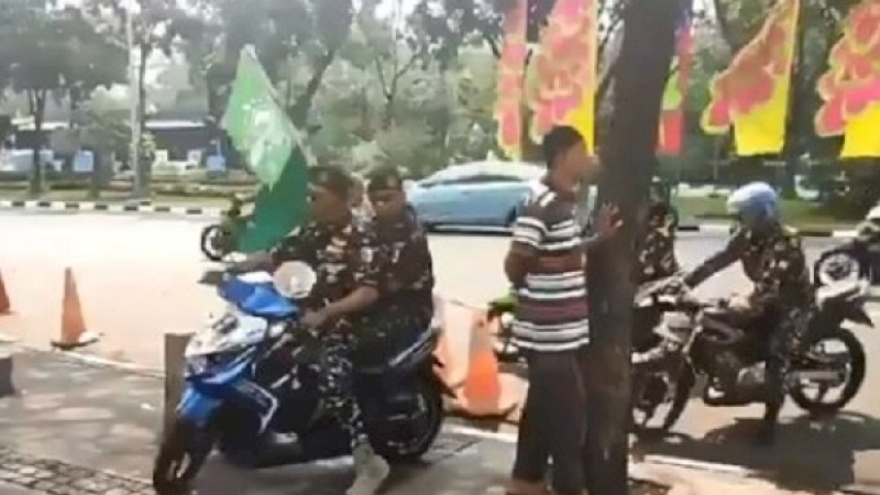 Banser saat mendatangi kantor Balaikota DKI Jakarta tempat Ustaz Felix berceramah.