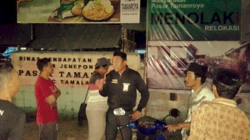 PKL di Pasar Tamanroya, menolak pindah.