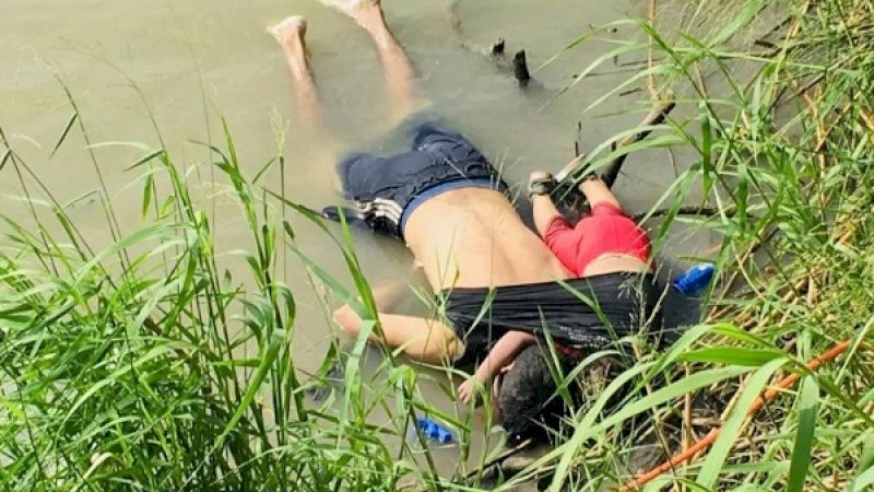 Oscar Alberto Martinez Ramirez dan putrinya, tewas tenggelam saat akan menyeberangi sungai Rio Grande menuju AS,