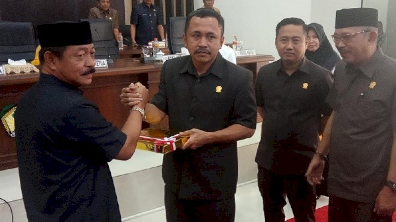 Wabup Gowa, Abd Rauf Malaganni, menyerahkan Ranperda Laporan Pertanggungjawaban APBD 2018 kepada Ketua DPRD Gowa Andi Muhammad Ishak.