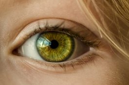 Punya Kelopak Mata Murung? Coba Trik Ini untuk Mencerahkannya