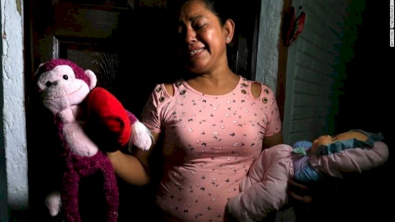 Rosa Ramirez terisak-isak saat dia menunjukkan mainan milik cucunya, Angie Valeria di rumahnya di San Martin, El Salvador, pada hari Selasa.