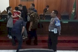 Dipeluk Pengacara Cantik, Vanessa Angel Langsung ke Salon Usai Bebas