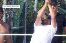 Netizen Menertawakan Foto Leonardo DiCaprio Tertimpuk Bola Voli