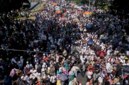 Dipimpin Eks Penasihat KPK, Massa Mendekat ke MK