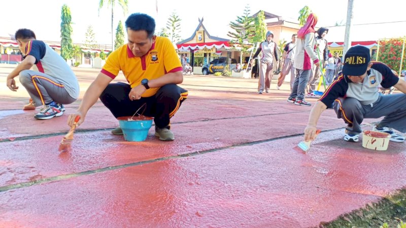 Jelang HUT Ke-73 Bhayangkara, Kapolres Sinjai Bersih-bersih Kantor