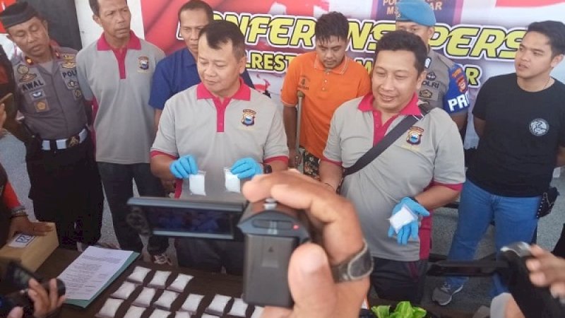 Kapolrestabes Makassar, Kombes Pol Wahyu Dwi Ariwibowo, menunjukkan barang bukti sabu-sabu.
