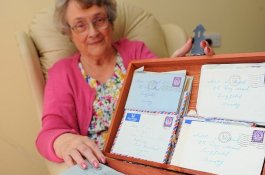 Janda Setia Ini Kumpulkan 900 Surat Cinta Suaminya, Lalu Jadikan Buku