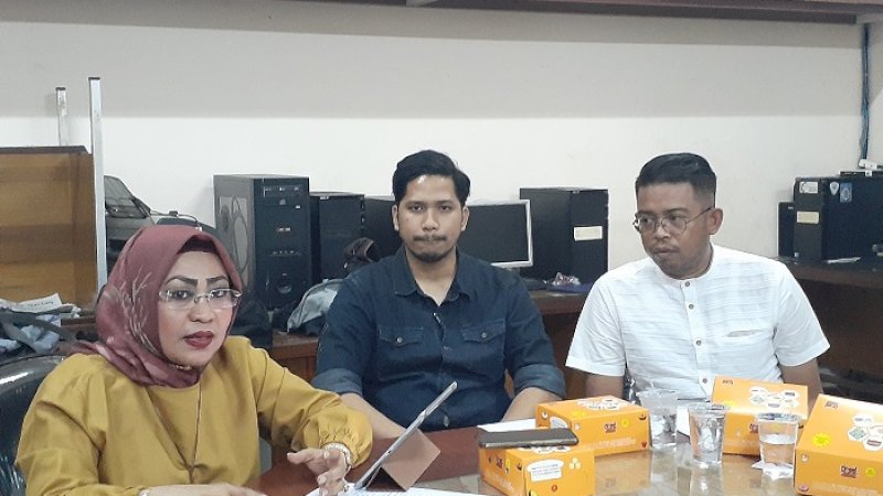 Kepala DPM & PTSP Makassar, Firman Hamid Pagarra dan Kepala Dinas Kependudukan dan Catatan Sipil Kota Makassar Aryati Puspa Abady mengklarifikasi video yang beredar.