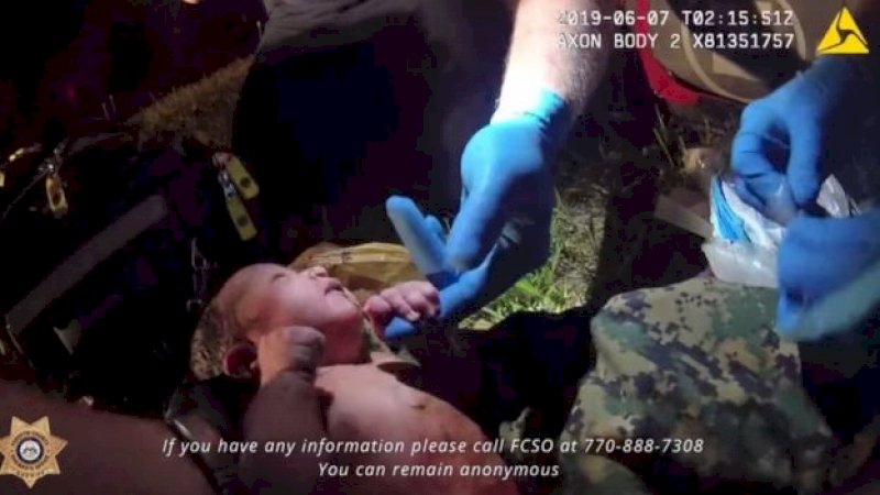 Warga memanggil polisi setelah mendengar bayi itu menangis di suatu daerah hutan (Reuters)
