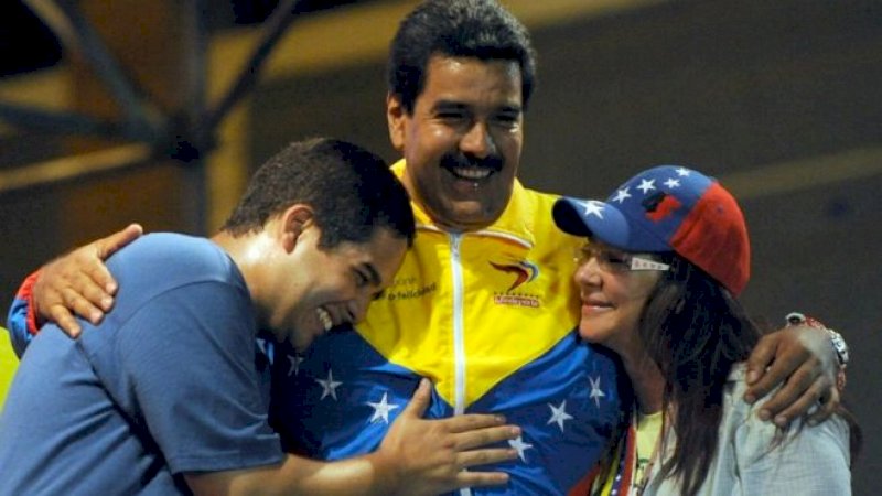 Nicolas Ernesto Maduro Guerra (kiri) bersama ayahnya dan Ibu Negara Cilia Flores (Getty Images)