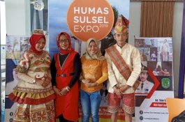 Pakaian Khas Rampi Kulit Kayu Lutra Bikin Pengunjung Terkesima di Humas Sulsel Expo