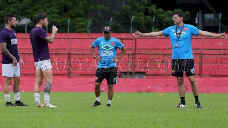 Pelatih PSM Makassar, Darije Kalezic (kanan). 
