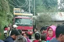 Truk Memuat Ekskavator Nyangkut di Kabel, Sopir Tewas Tersengat Listrik