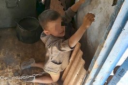 Ngeri! Bocah 6 Tahun Dirantai Seperti Anjing oleh Ayahnya Sendiri