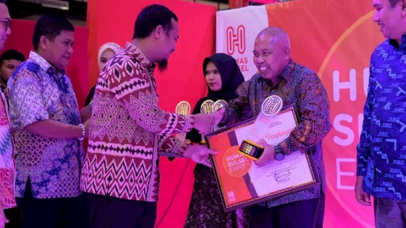 Humas Gowa berhasil meraih dua penghargaan sekaligus pada Awarding Night Humas Sulsel Expo 2019 di Mall Phinisi Point, Metro Tanjung Bunga, Sabtu (29/6/2019). 