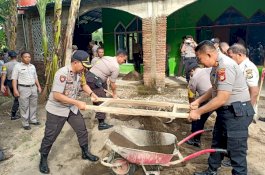 HUT Ke-73 Bhayangkara, Personel Polres Gowa Berseragam Lengkap Bedah Masjid