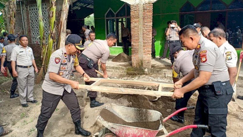 Personel Polres Gowa saat bedah masjid di Kampung Kaddarrobobbo, Dusun Tabbingjai, Desa Tamanyeleng, Minggu (30/6/2019).